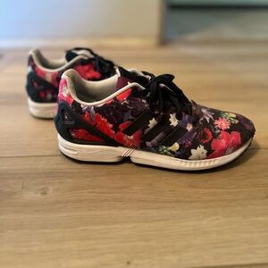 Women’s adidas tennis shoes. Like new